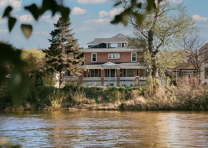 Goldsmith\'S River Front Inn